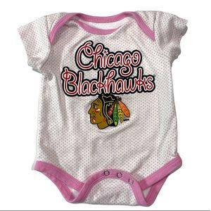 2/$12 💥 EUC (6/9m) Official NHL Chicago Blackhawks White/Pink Bodysuit (1033)